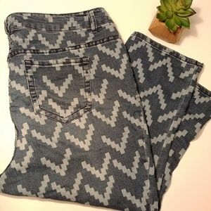 Torrid 20W Geometric Arrow Denim Capris